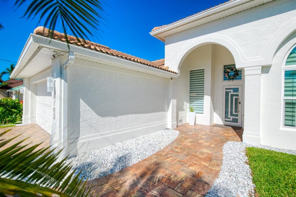 Heated Pool, Gulf Access & Waterfront Luxury Escape - Seaside Social - Roelens House in Cape Coral
