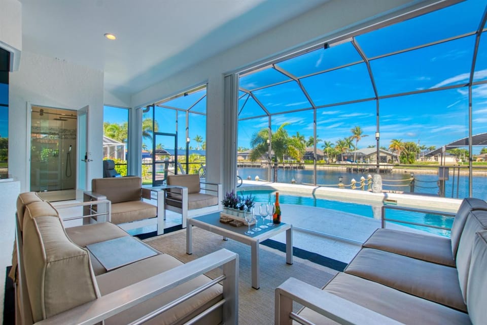 Heated Pool, Gulf Access & Waterfront Luxury Escape - Seaside Social - Roelens House in Cape Coral