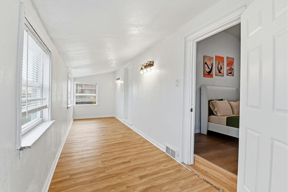 Furnished Stl home ,driveway parking, fenced round House in Saint Louis