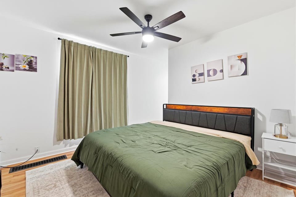 Furnished Stl home ,driveway parking, fenced round House in Saint Louis