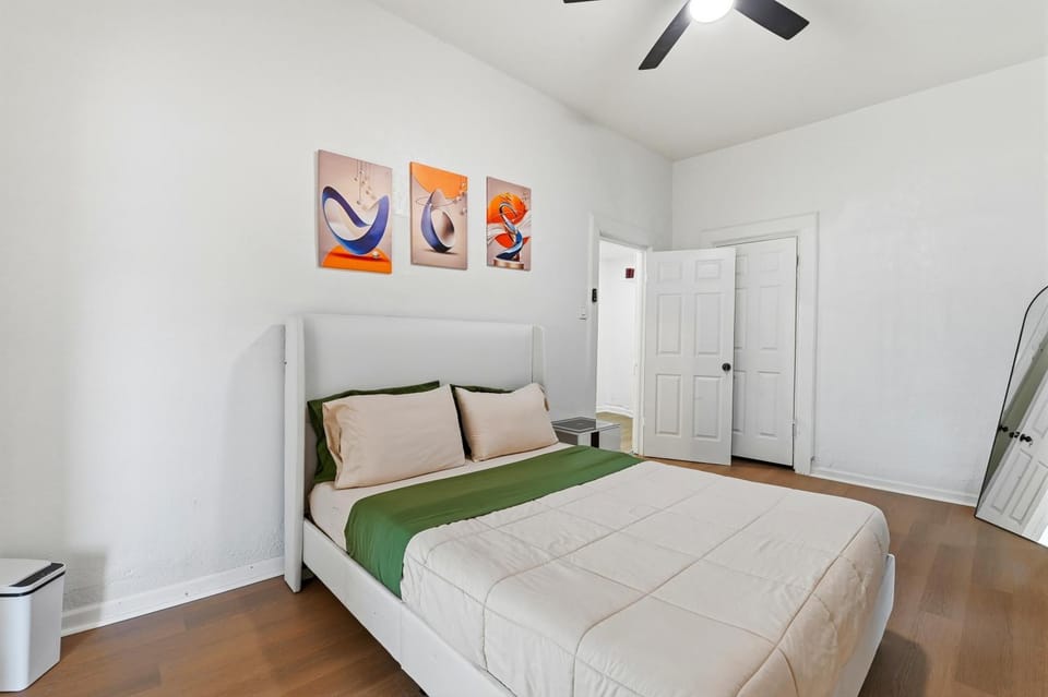 Furnished Stl home ,driveway parking, fenced round House in Saint Louis