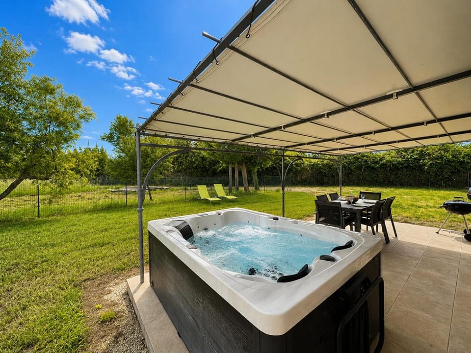 BBQ facilities, Garden, Dining area
