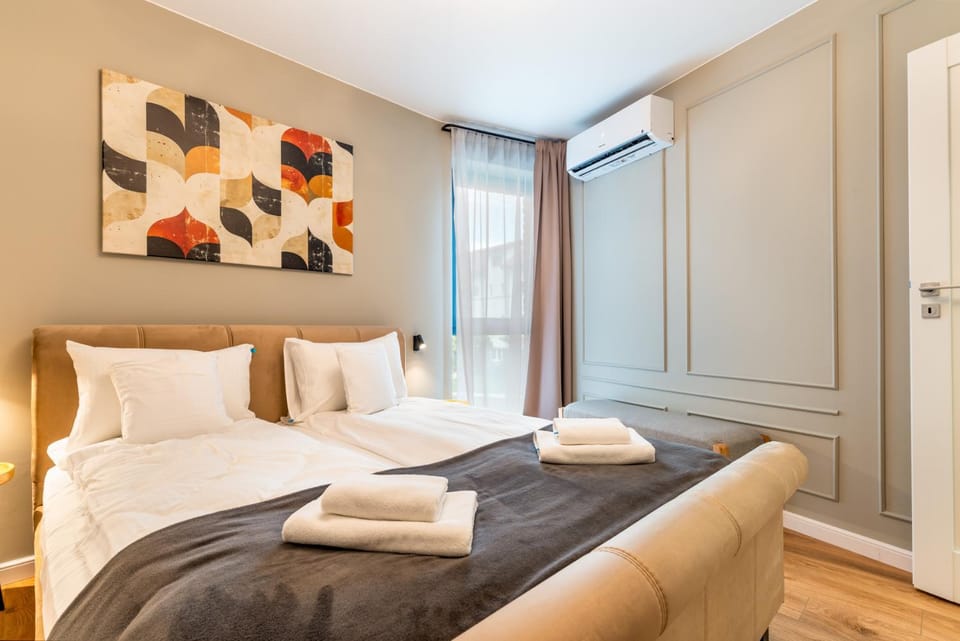 Bed, Bedroom, towels, air conditioner