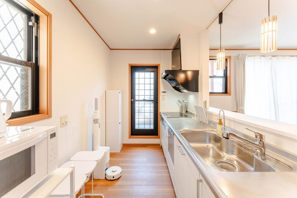 Kitchen or kitchenette, microwave, kitchen