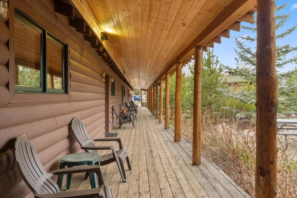Rainbow Trout cabin steps to lake in town 5 min to RMNP Cabin in Grand Lake