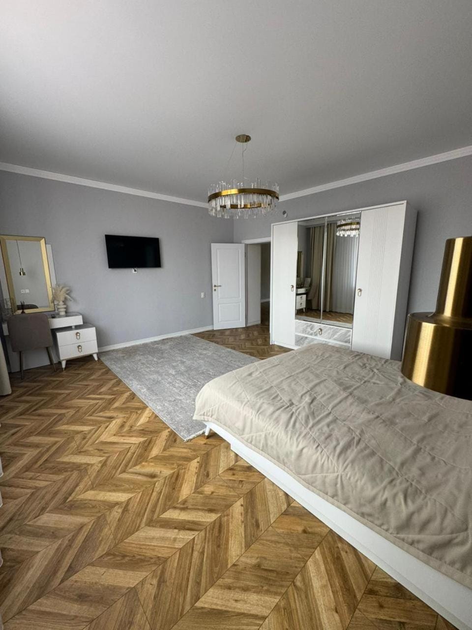 Photo of the whole room, Bedroom