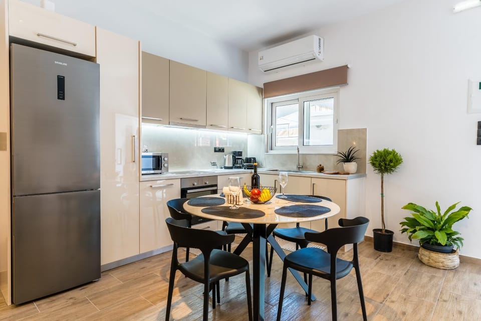 Dining area, kitchen