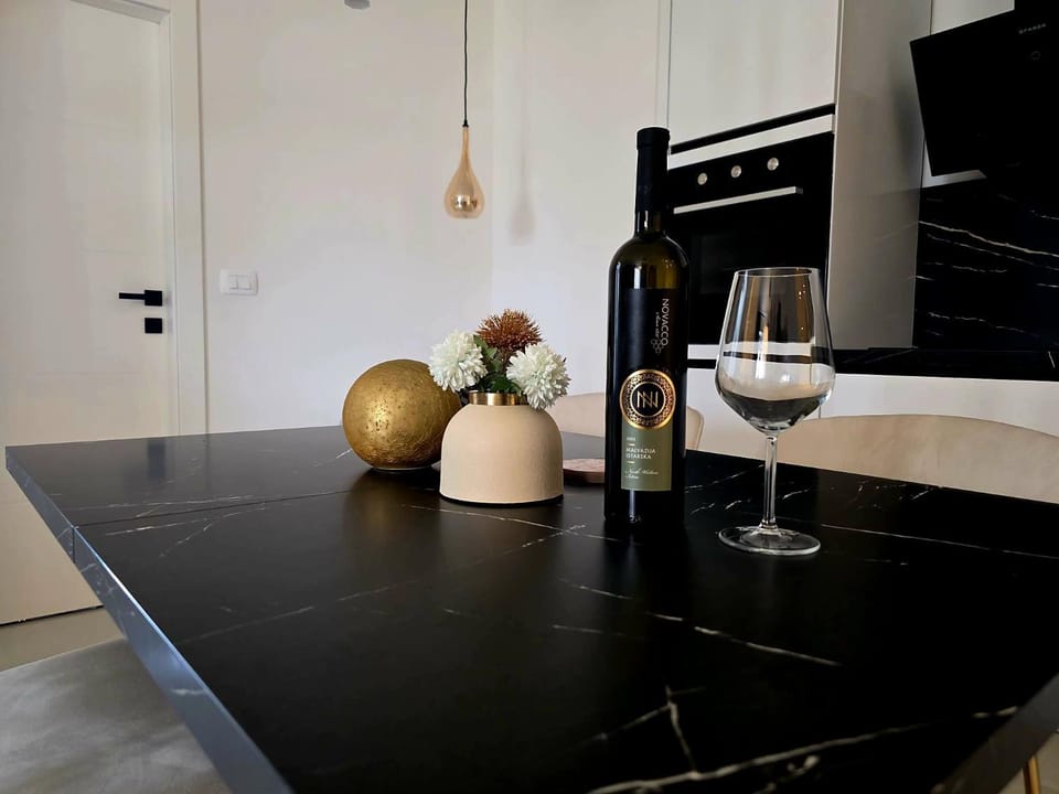 Dining area, Drinks, Alcoholic drinks