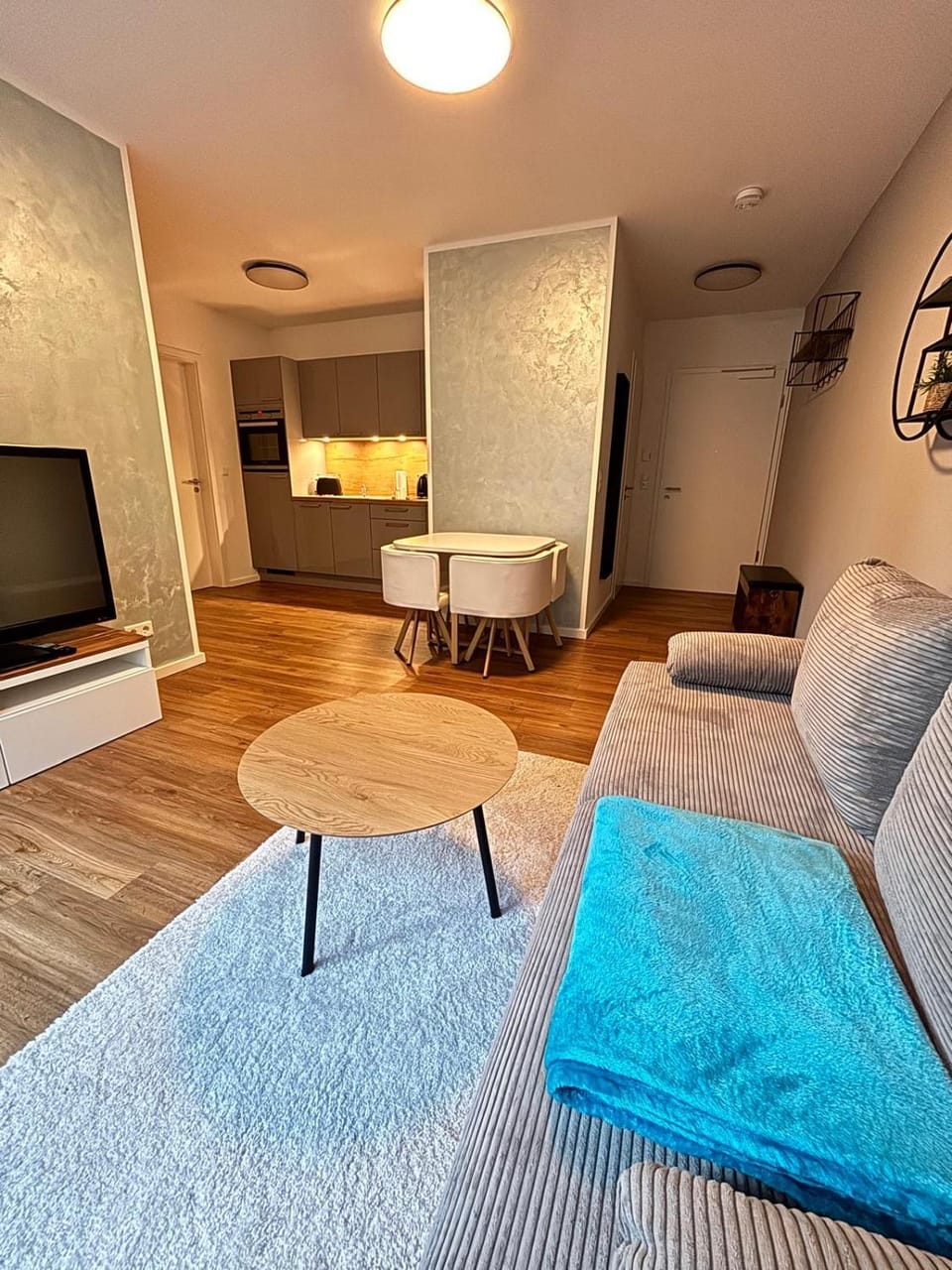 Communal lounge/ TV room, TV and multimedia, Kitchen or kitchenette, Living room, Photo of the whole room, Seating area, Dining area, Evening entertainment