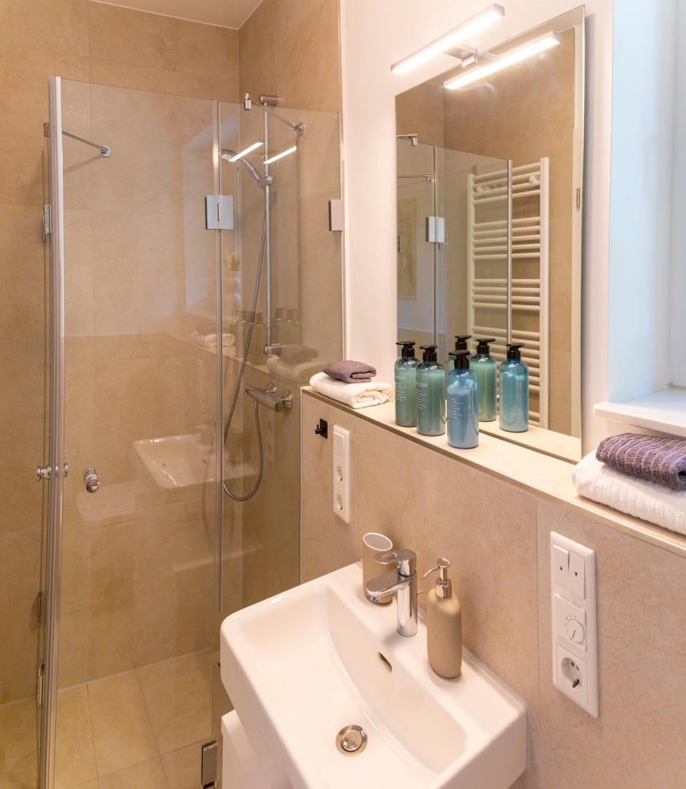 Shower, Toilet, Bathroom, towels