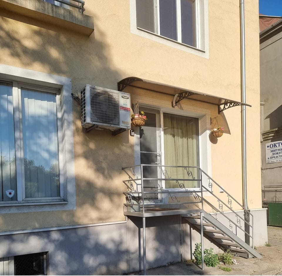 Facade/entrance