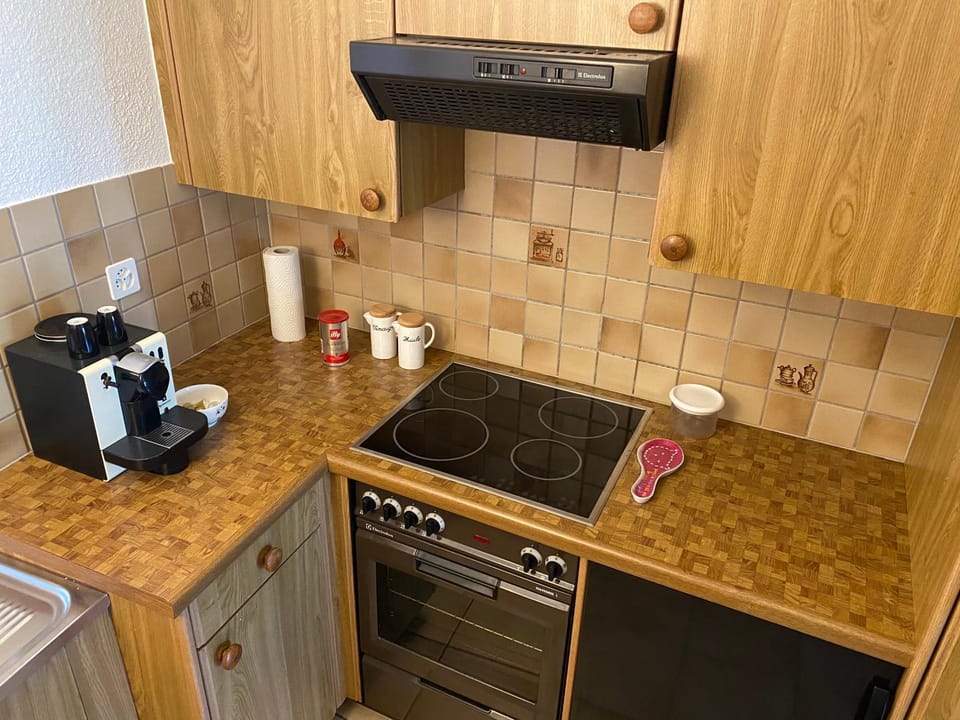 Coffee/tea facilities, Kitchen or kitchenette, stove