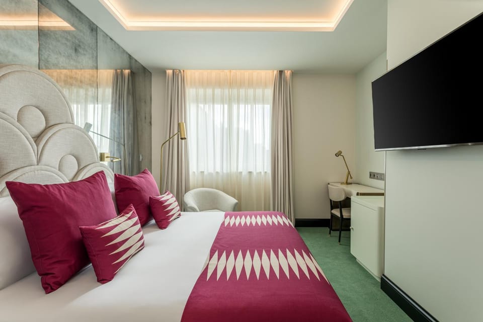 Bed, Seating area