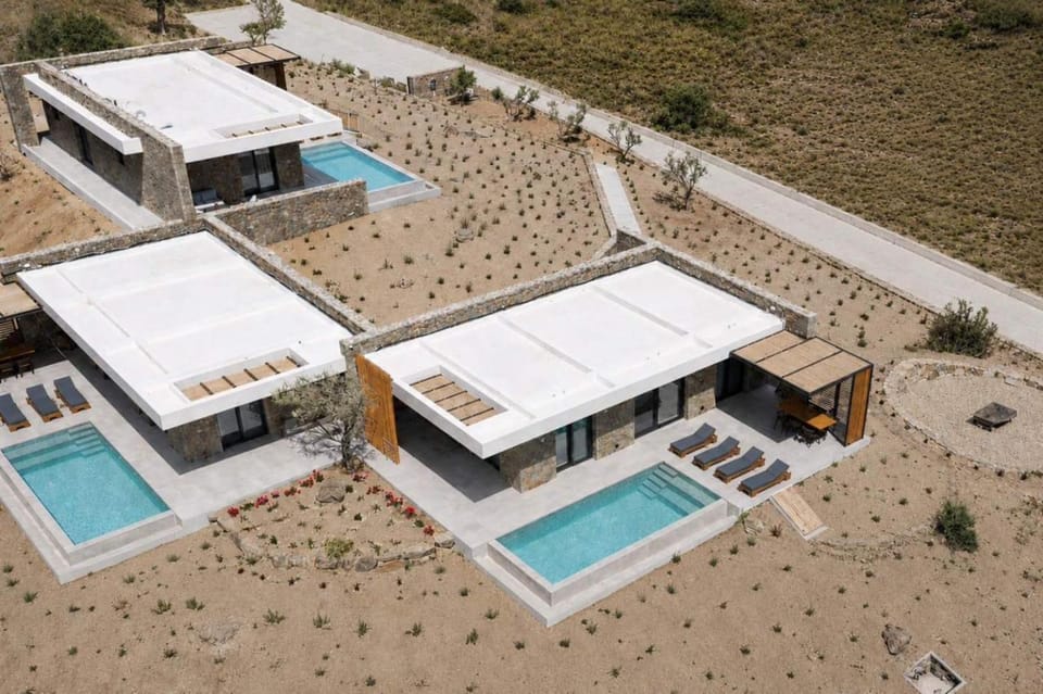 Property building, Day, Swimming pool, sunbed