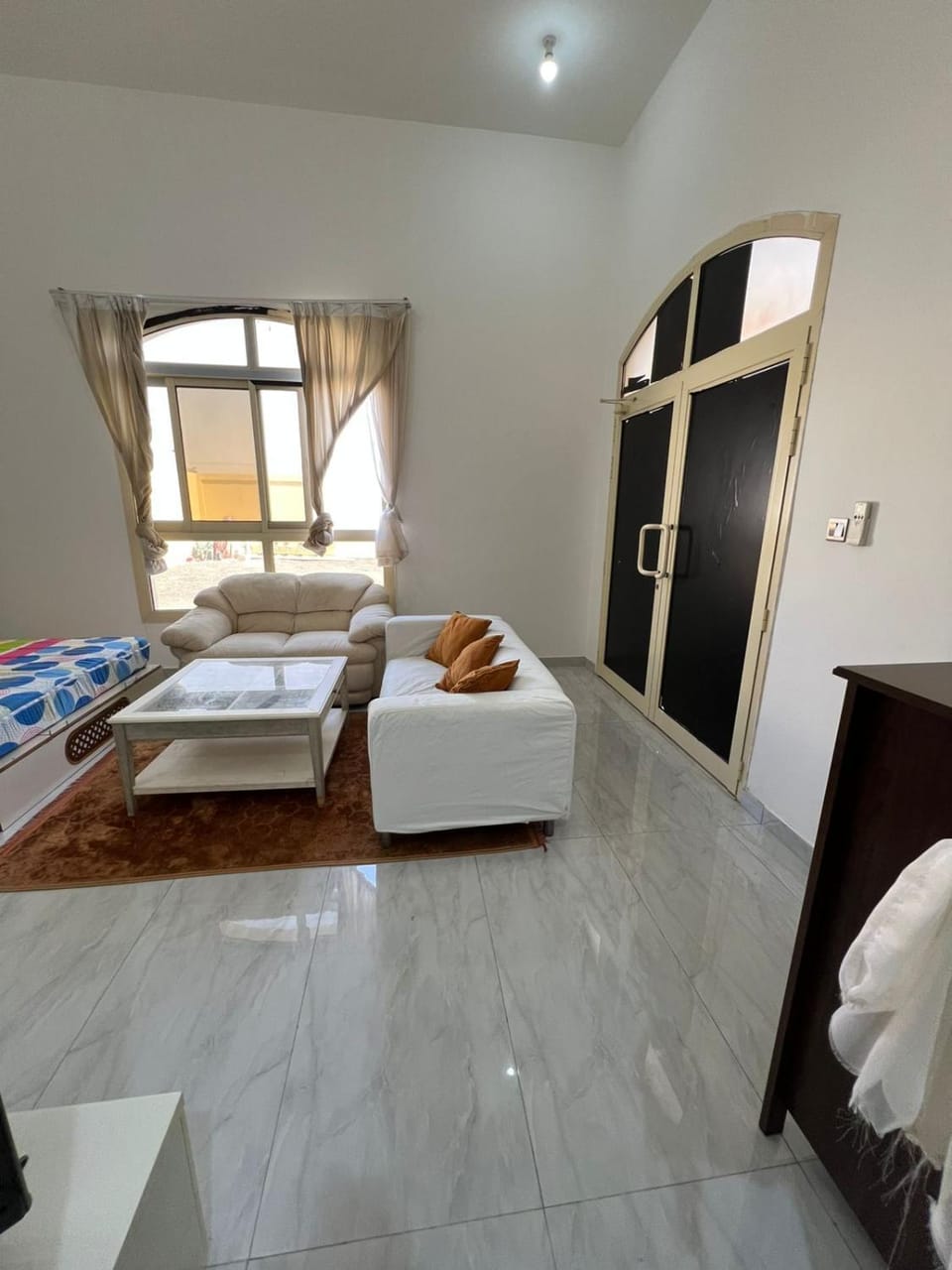 شقه 3 غرف نوم وغرفه ضيوف وصاله فرش ايكيا خلف الراهبات الورديه اربد Apartment in North District