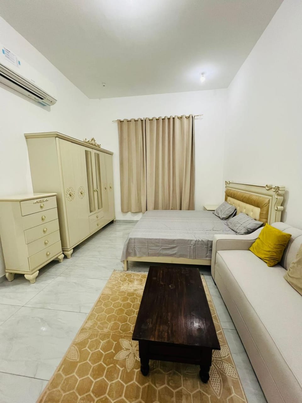 شقه 3 غرف نوم وغرفه ضيوف وصاله فرش ايكيا خلف الراهبات الورديه اربد Apartment in North District
