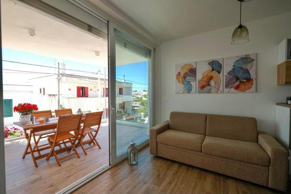 View (from property/room), Balcony/Terrace, Living room, Seating area, Dining area