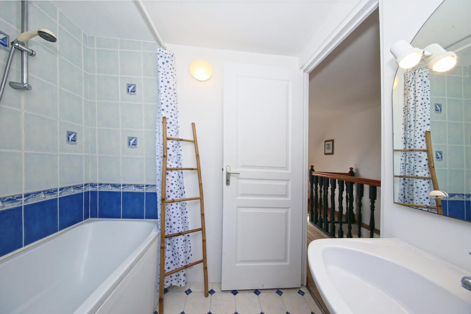 Bathroom, Living room