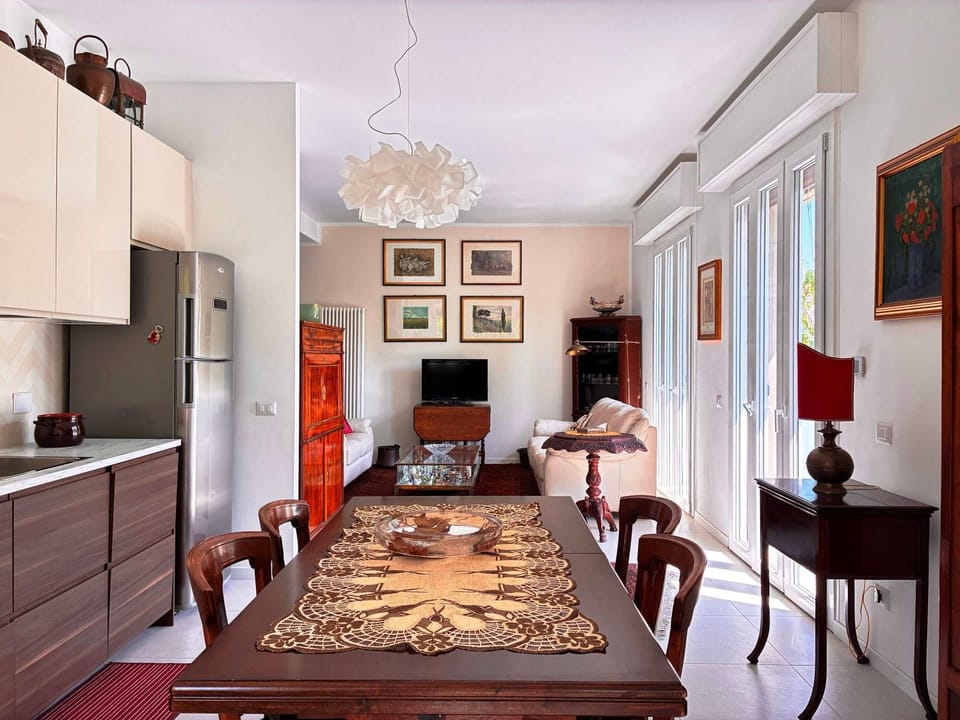 TV and multimedia, Kitchen or kitchenette, Living room, Seating area, Dining area