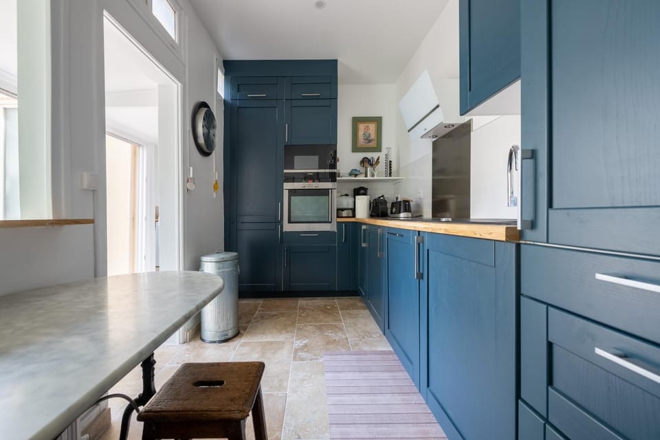 Coffee/tea facilities, microwave, oven, stove, kitchen