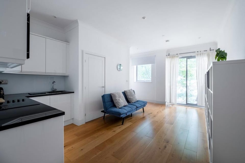1 Bedroom Flat By Mills Stays Vacation Rental Croydon Fast WiFi & Excellent Transport Links Apartment in Croydon