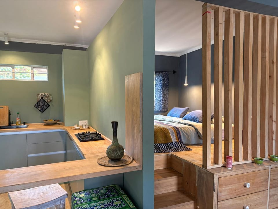 Bedroom, kitchen
