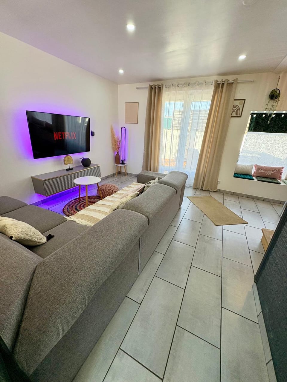 TV and multimedia, Seating area