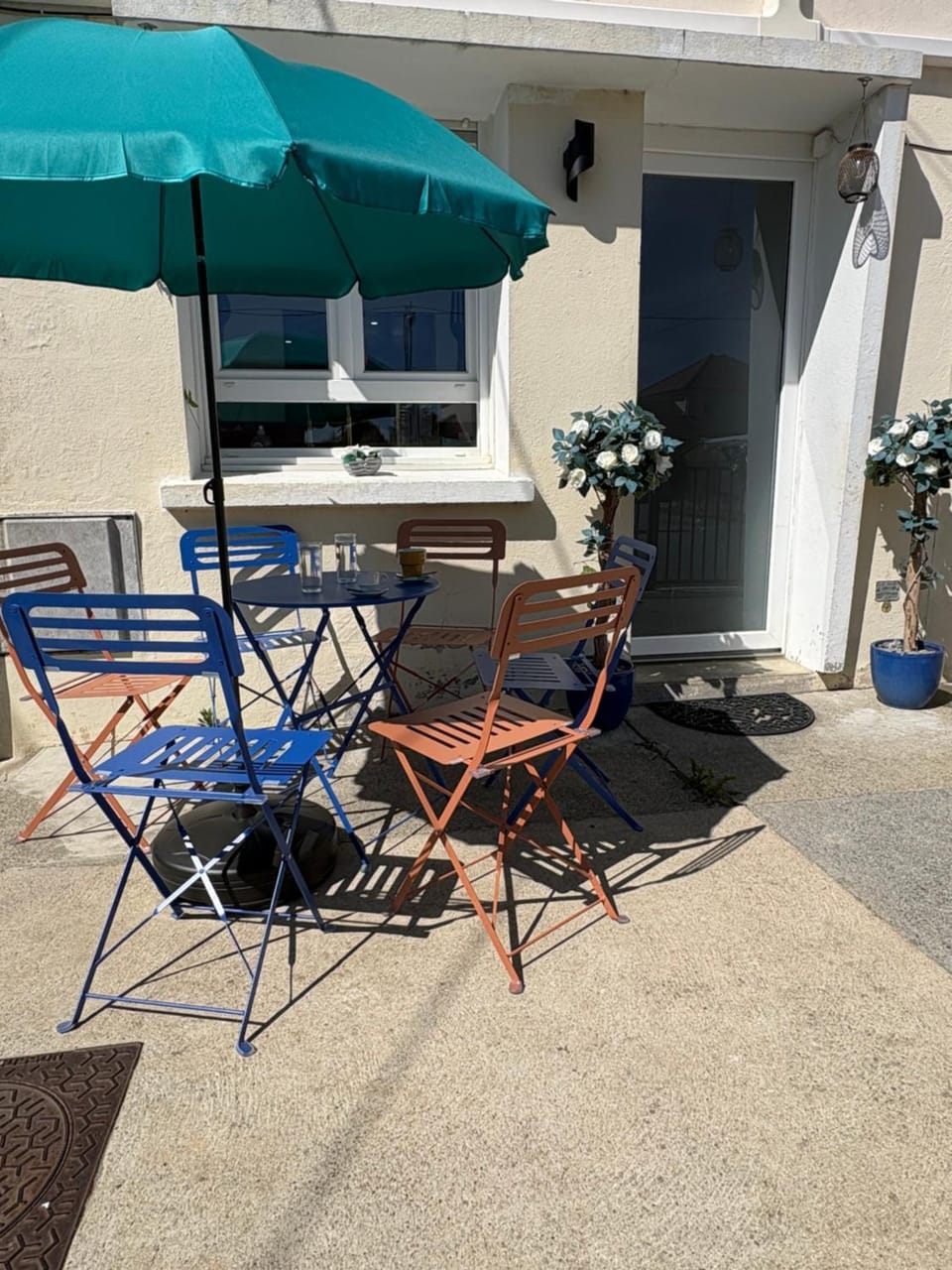 Patio, Day, Dining area
