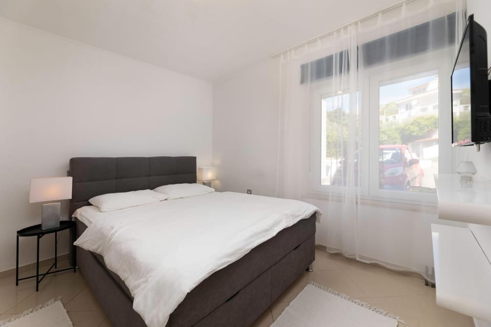 Bed, TV and multimedia, Bedroom