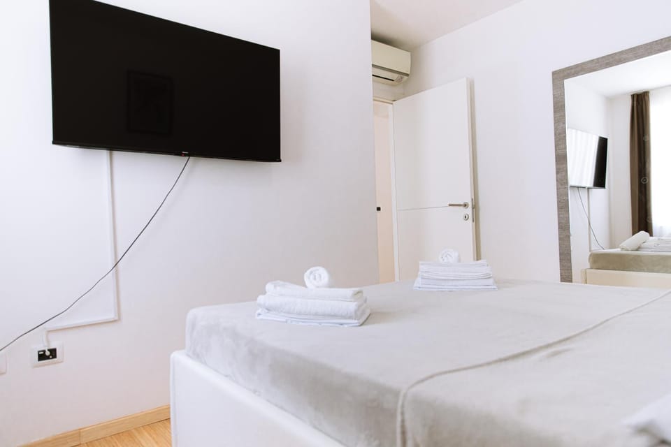 Bed, TV and multimedia, Bedroom, air conditioner