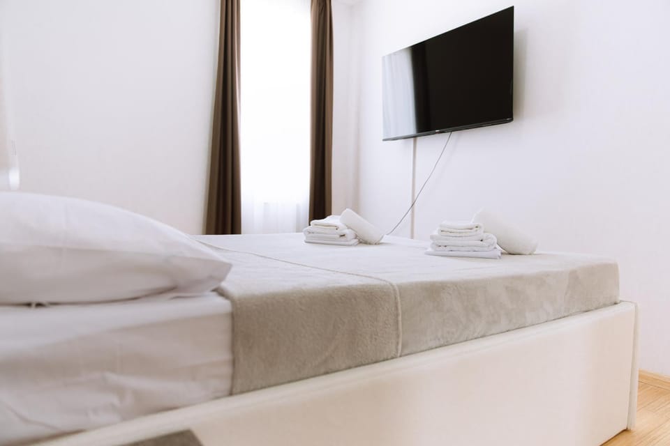 Bed, TV and multimedia, Bedroom