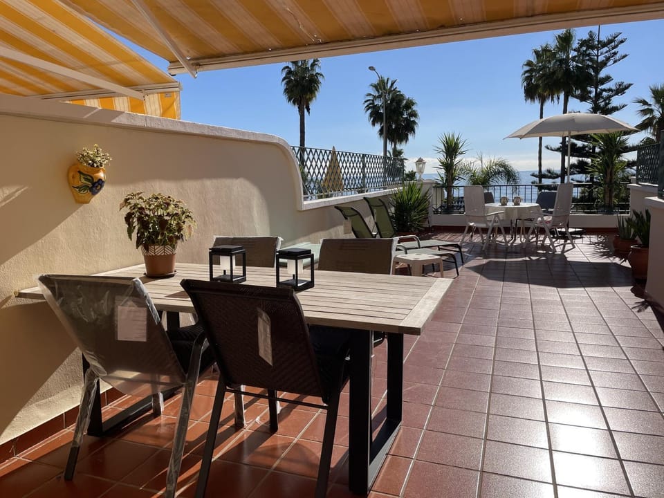 Property building, Balcony/Terrace, Living room