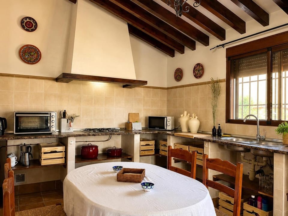 Coffee/tea facilities, Kitchen or kitchenette, Dining area, stove, toaster