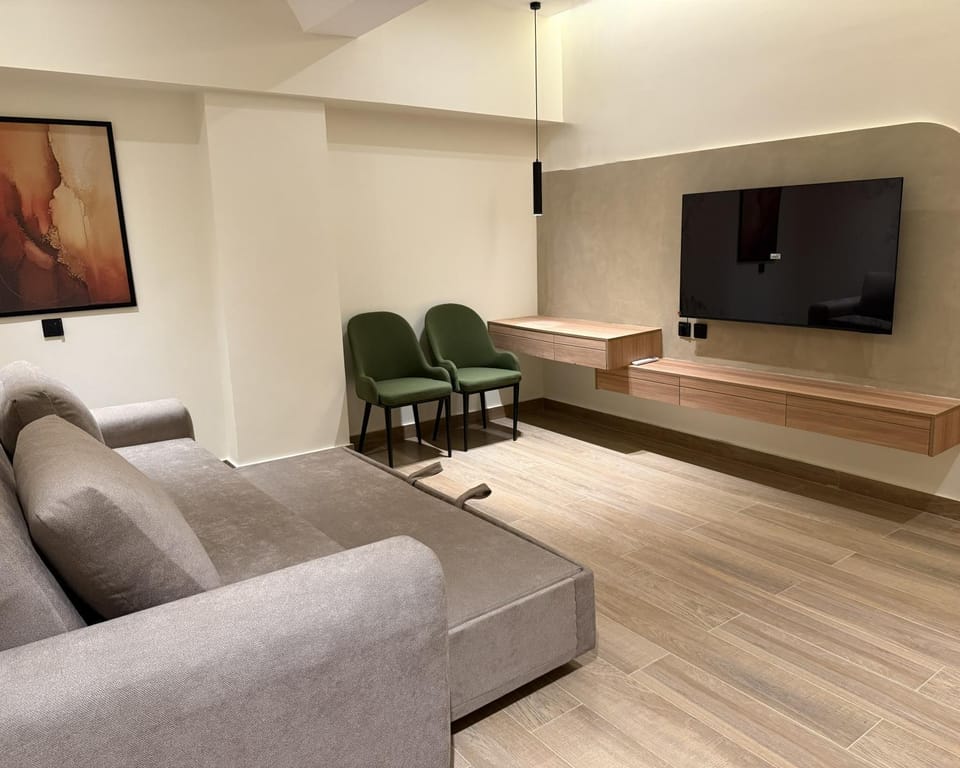 Communal lounge/ TV room, TV and multimedia, Living room, Seating area, Evening entertainment
