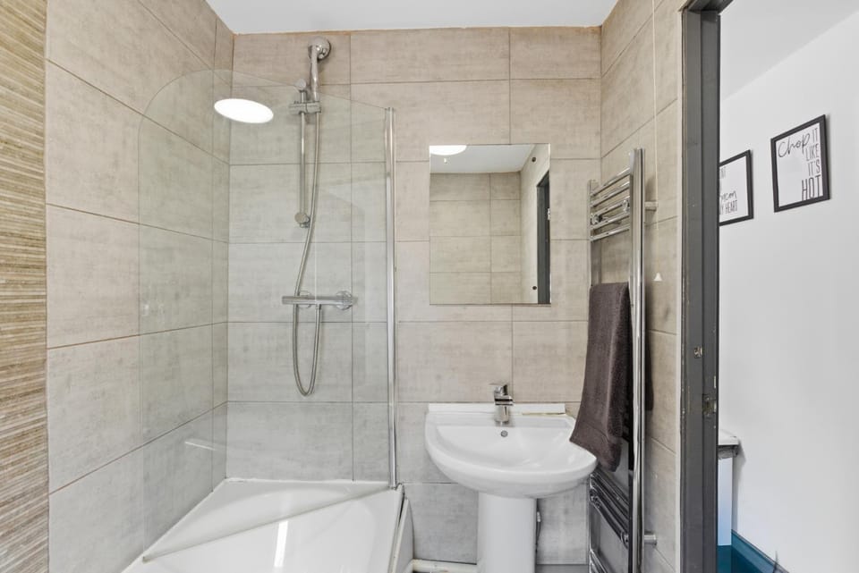 Shower, Toilet, Bathroom, towels