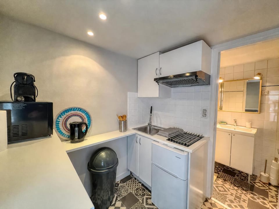 microwave, stove, kitchen