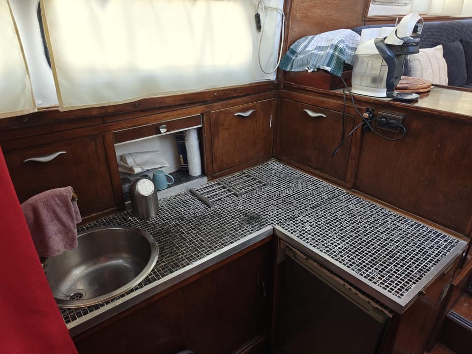 Kitchen or kitchenette, microwave, stove