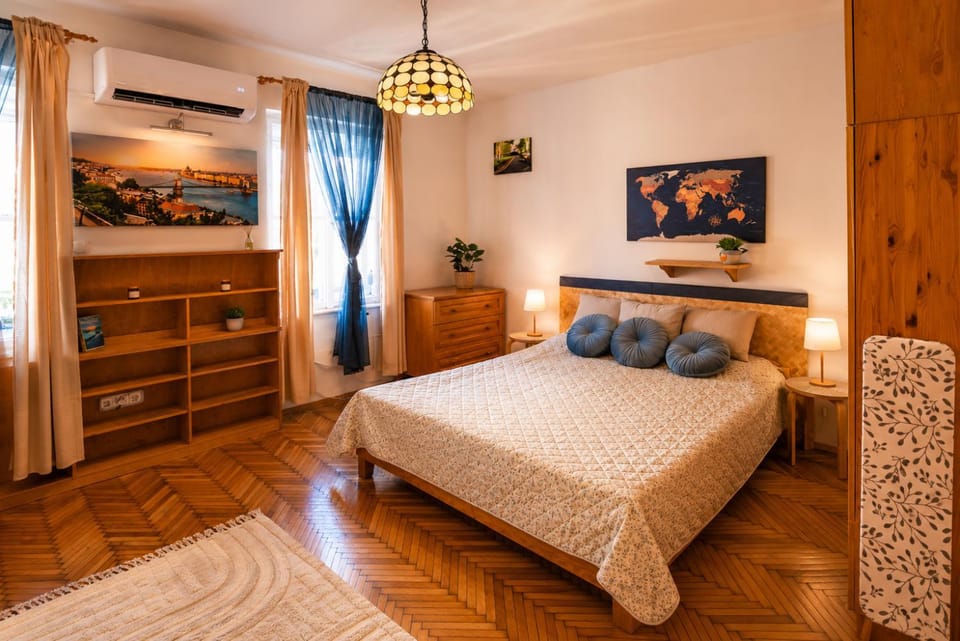 Bed, Living room, Bedroom