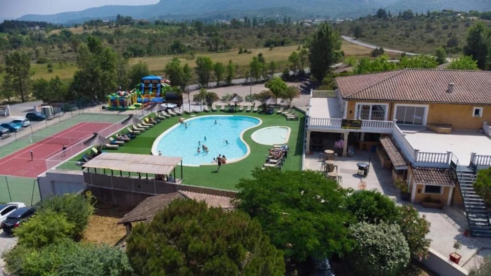 Camping 3 étoiles - Piscine - ccbgbdc House in Grospierres
