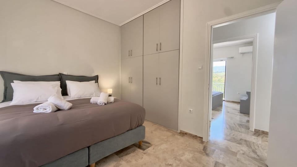 Bed, Photo of the whole room, Bedroom, towels