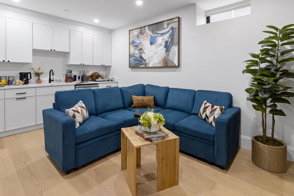 Coffee/tea facilities, Kitchen or kitchenette, Living room, Seating area