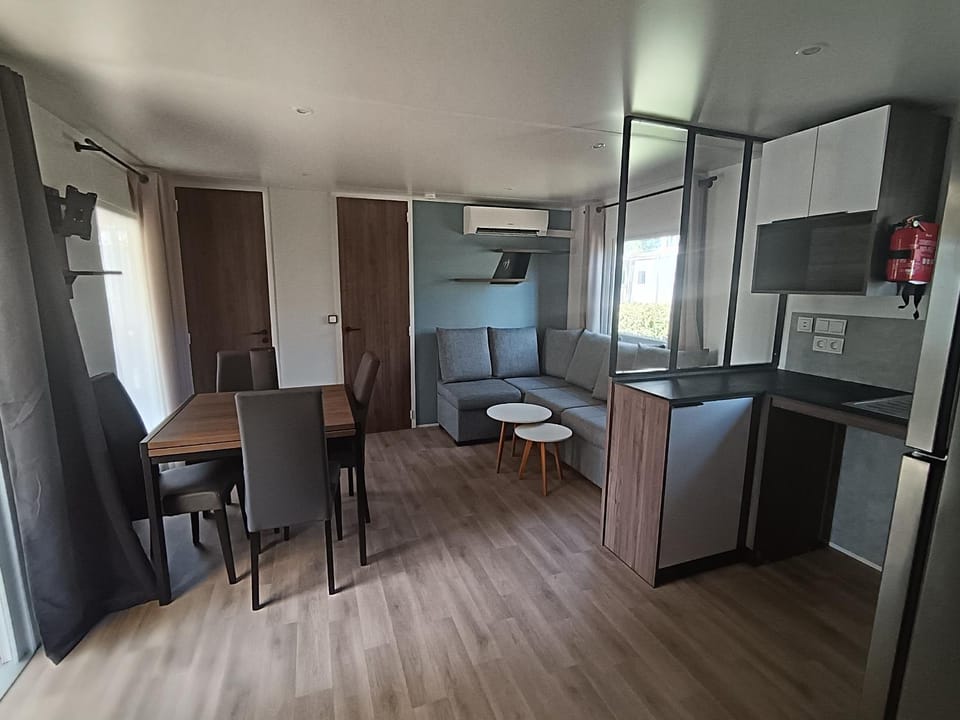 TV and multimedia, Living room, Dining area, air conditioner