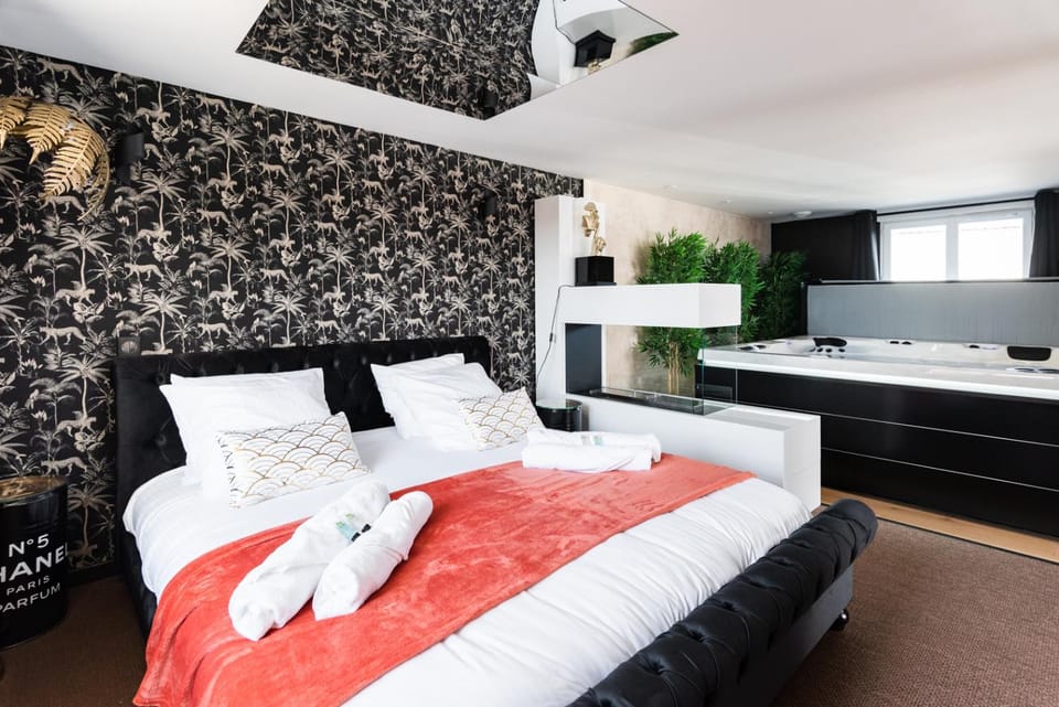 Bed, Photo of the whole room, Bedroom, towels