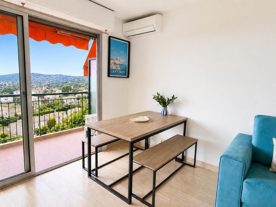Seating area, Mountain view, Mountain view, Meals, Dinner, furniture, air conditioner