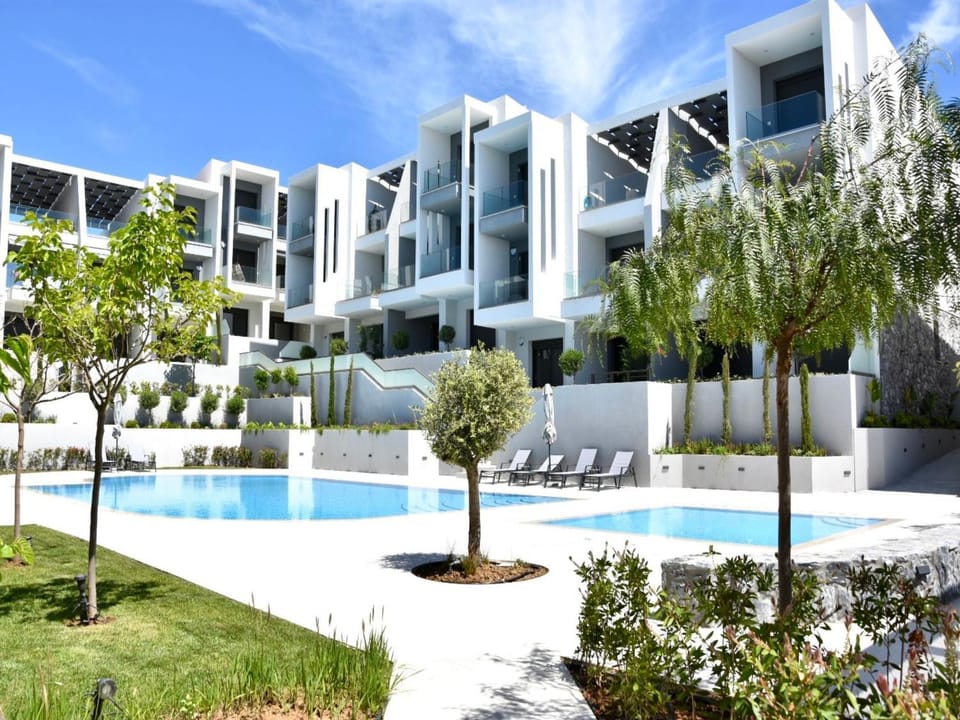 Neighbourhood, Swimming pool