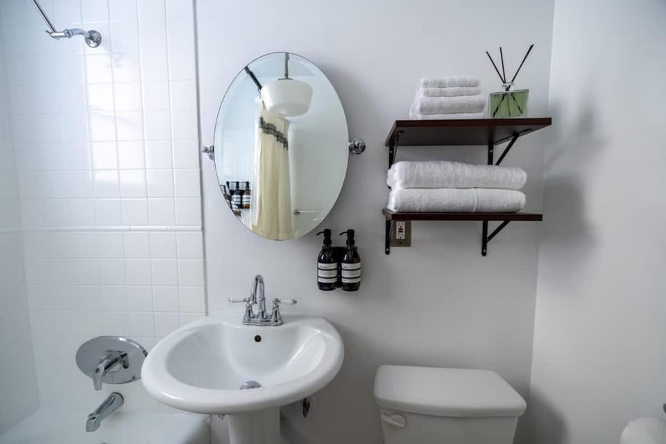 Urban Studio in Korea Town Apartment in San Fernando Valley
