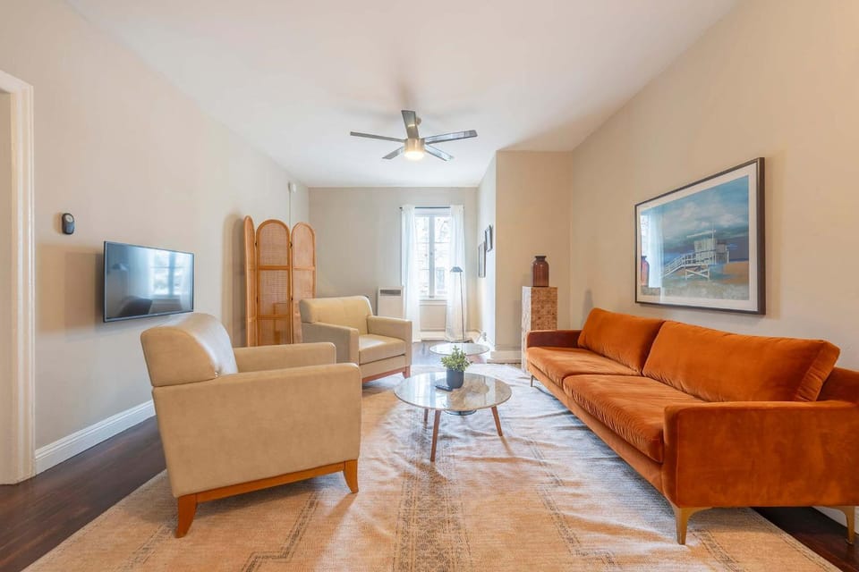 Modern Apartment in Korea Town Apartment in San Fernando Valley