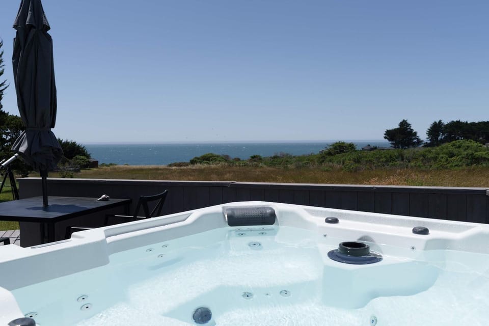 Sunhoma - Bluff-top coastal home with hot tub ocean views telescope House in Sonoma County