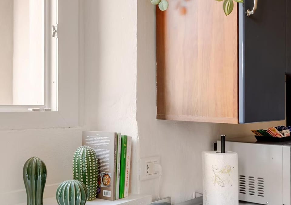 Kitchen or kitchenette, Floor plan, microwave