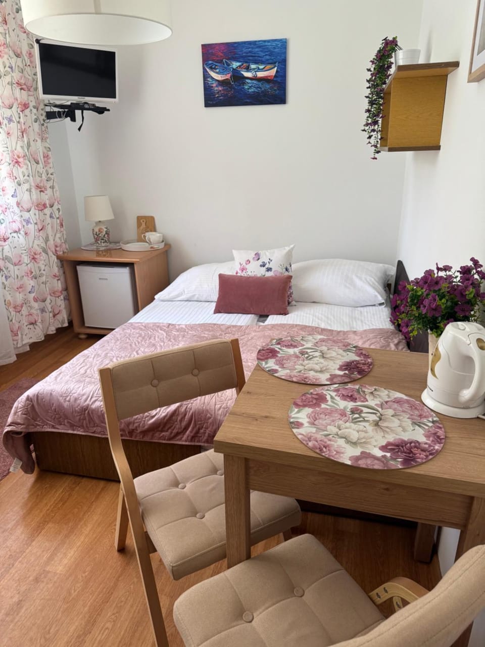 Bed, TV and multimedia, Kitchen or kitchenette, Photo of the whole room, Seating area, Bedroom